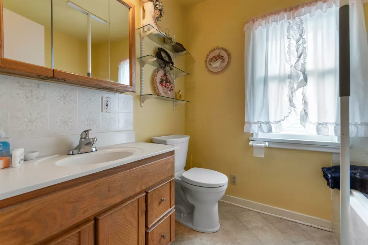 Primary Bathroom Photo of 45601 Herron Avenue, Chilliwack, BC