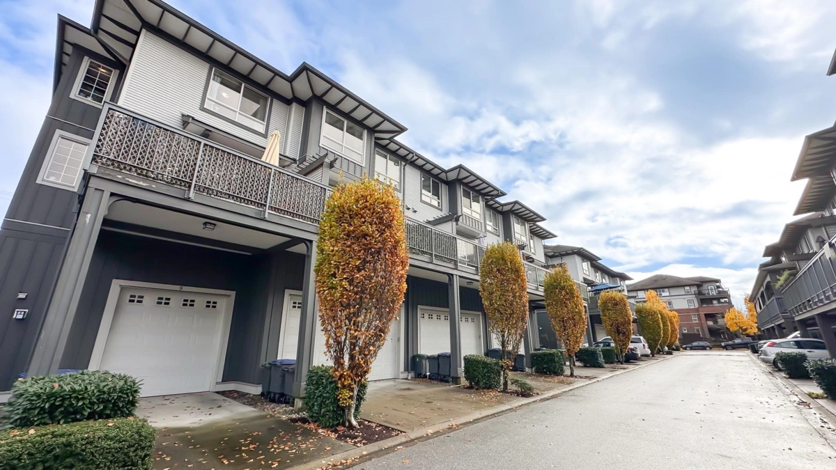 Front Yard Photo of 9 18777 68a Avenue, Surrey, BC