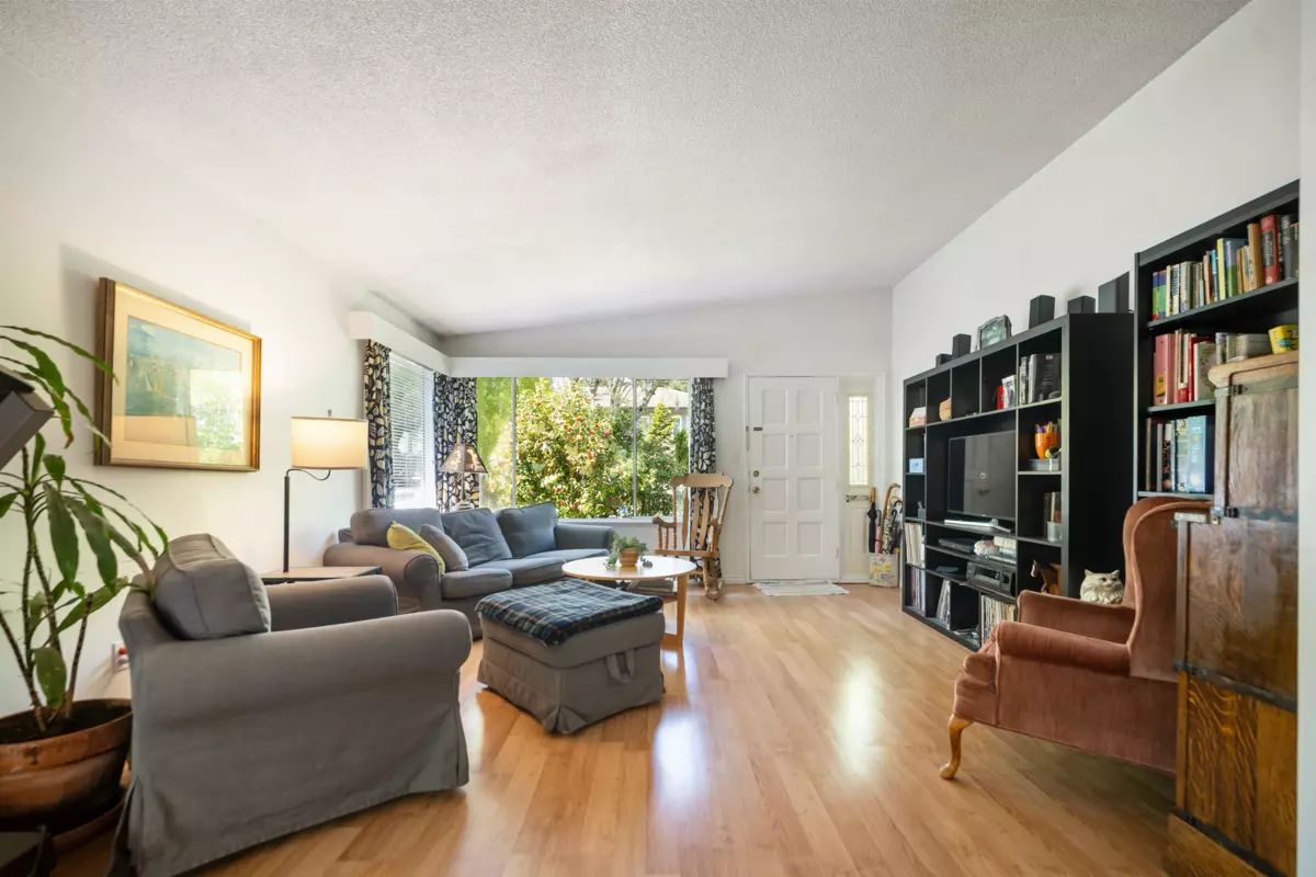 Kitchen Island Photo of 1056 Stevens Street, White Rock, BC
