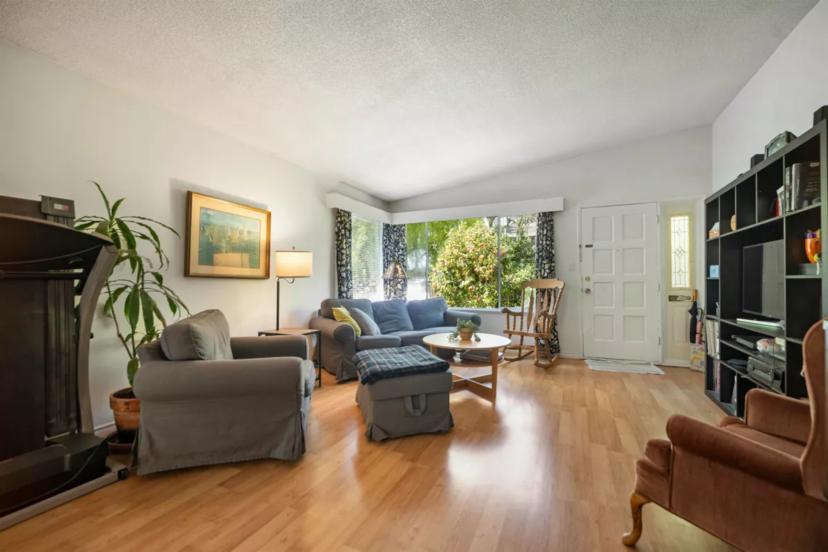 Kitchen Photo of 1056 Stevens Street, White Rock, BC