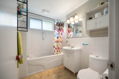 Powder Room Photo of 1056 Stevens Street, White Rock, BC