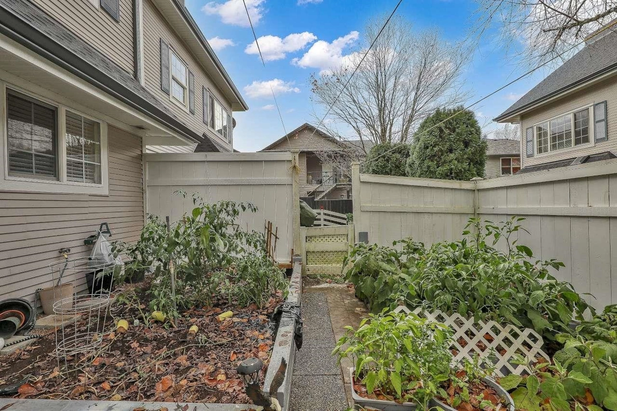 Entry Foyer Photo of 6 11355 NE 236 Street, Maple Ridge, BC