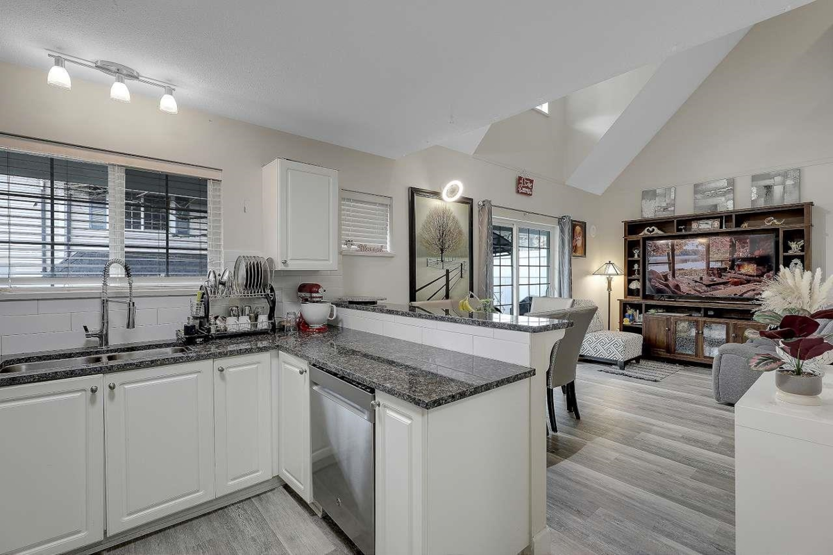 Primary Bathroom Photo of 6 11355 NE 236 Street, Maple Ridge, BC