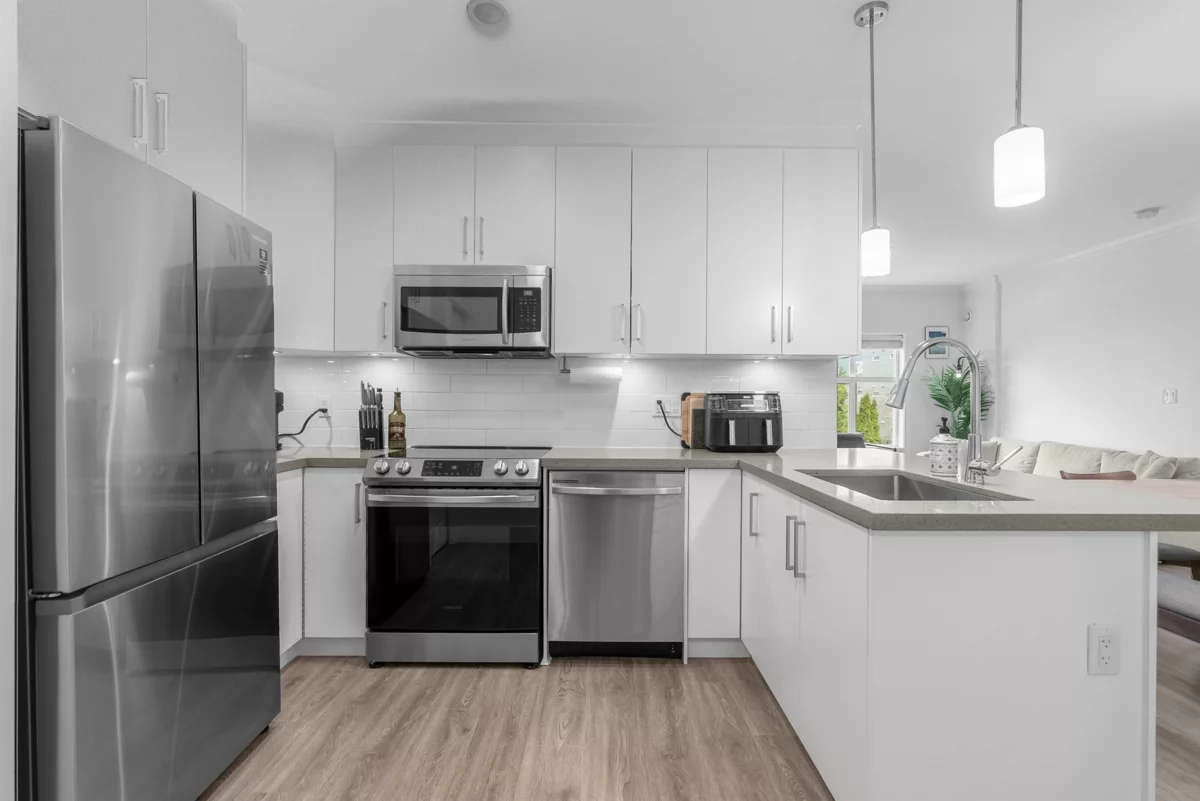 Guest Bathroom Photo of 204 2389 Hawthorne Avenue, Port Coquitlam, BC