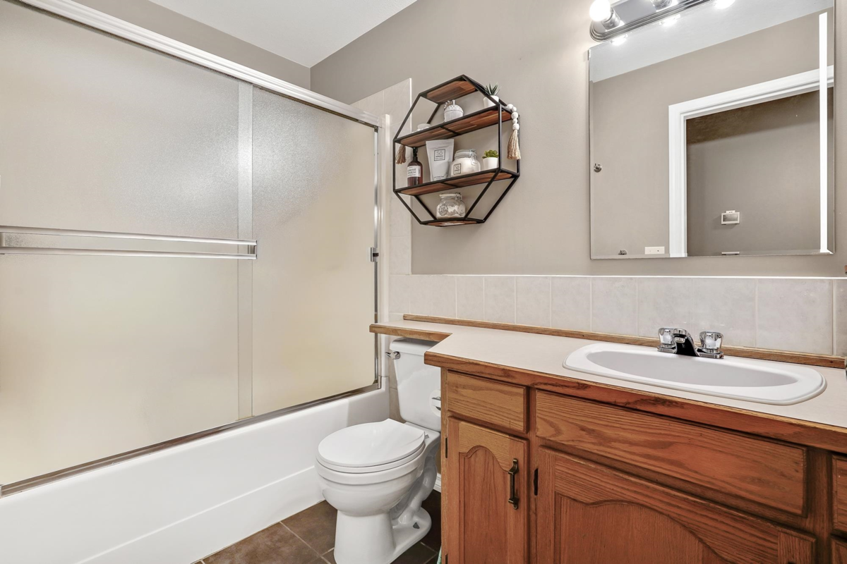 Primary Bathroom Photo of 24810 118b Avenue, Maple Ridge, BC