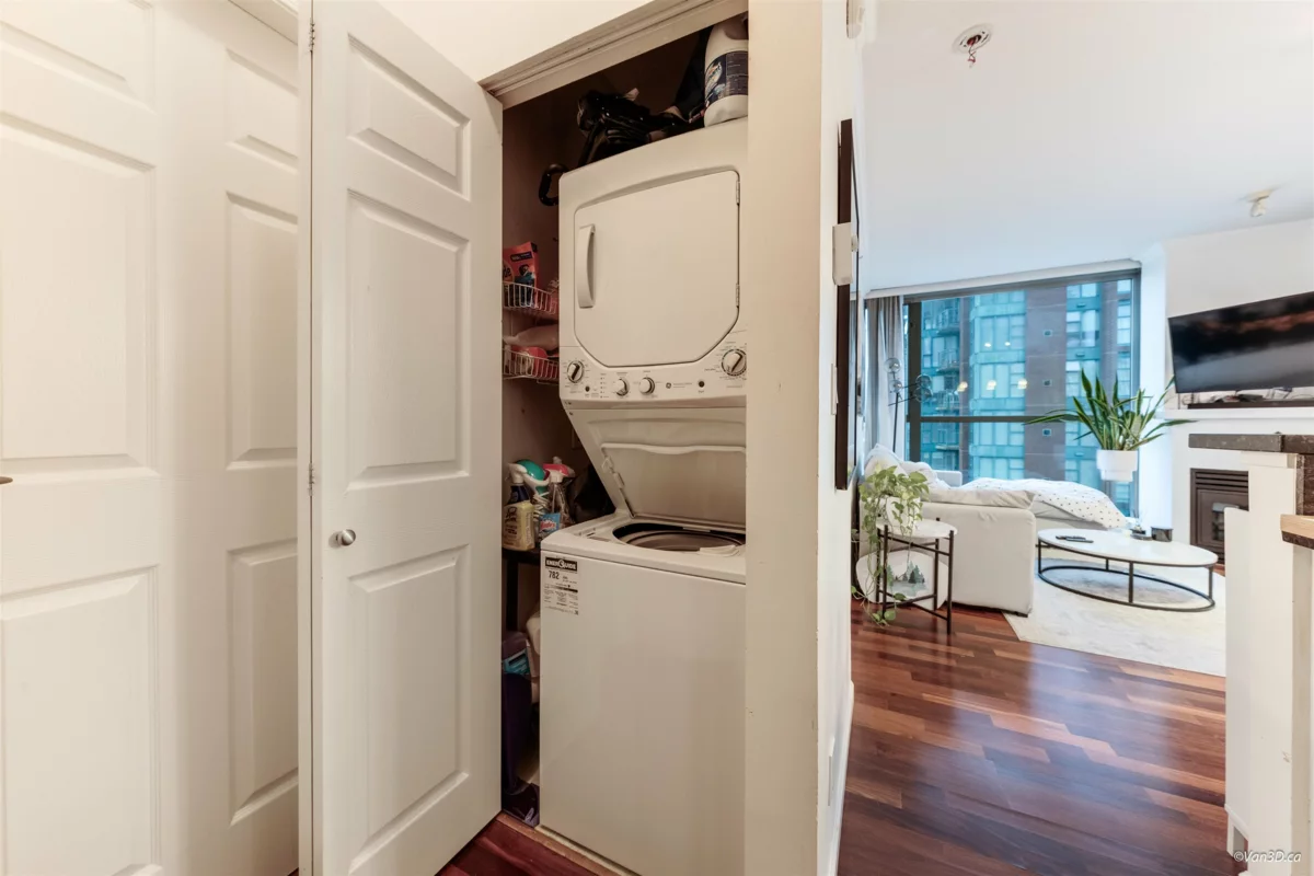 Breakfast Nook Photo of 2104 928 Richards Street, Vancouver, BC