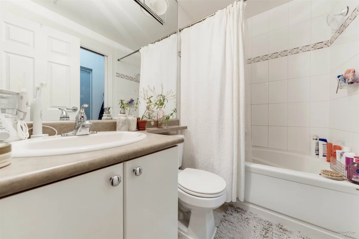 Kitchen Island Photo of 2104 928 Richards Street, Vancouver, BC