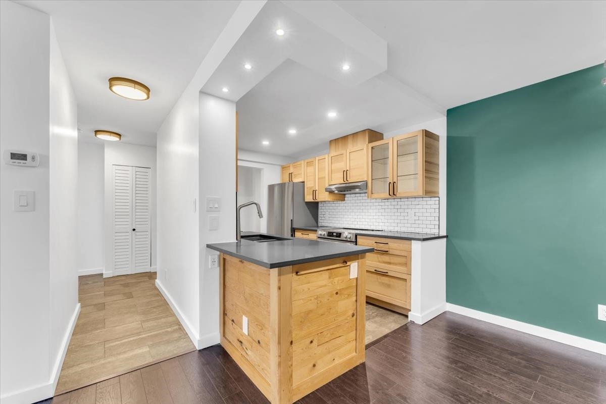 Kitchen Island Photo of 1604 2060 Bellwood Avenue, Burnaby, BC
