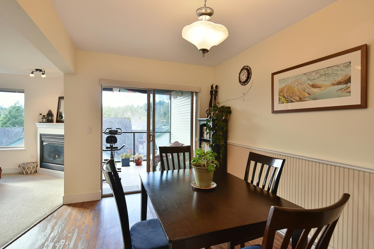 Kitchen Photo of 303 5711 Ebbtide Street, Sechelt, BC
