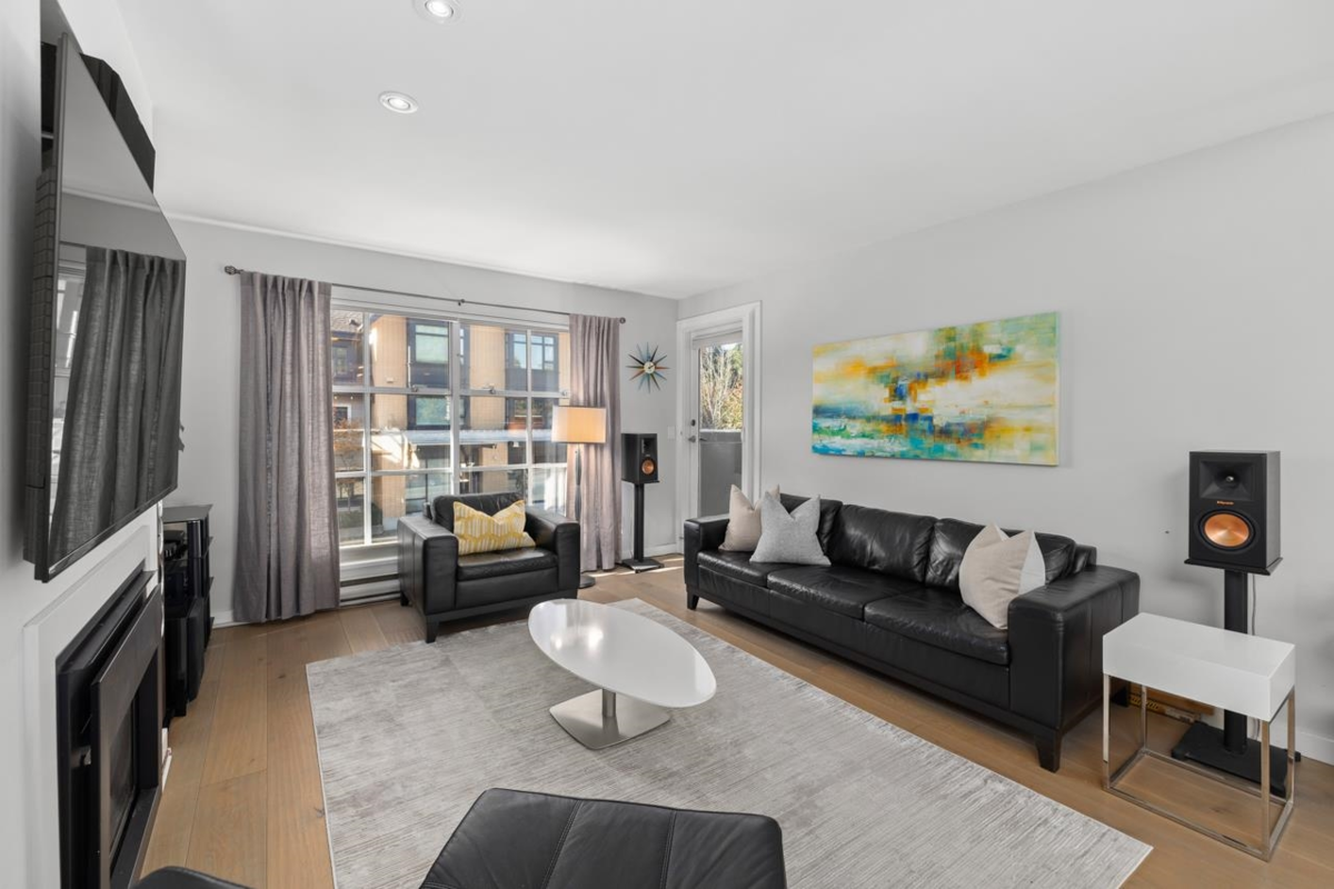 Dining Area Photo of 6 2880 W 33rd Avenue, Vancouver, BC