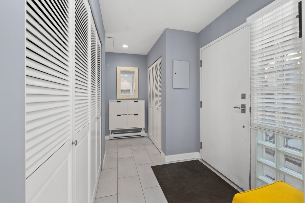 Living Room Photo of 6 2880 W 33rd Avenue, Vancouver, BC