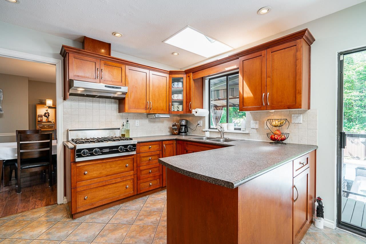 Kitchen Island Photo of 14449 19a Avenue, Surrey, BC