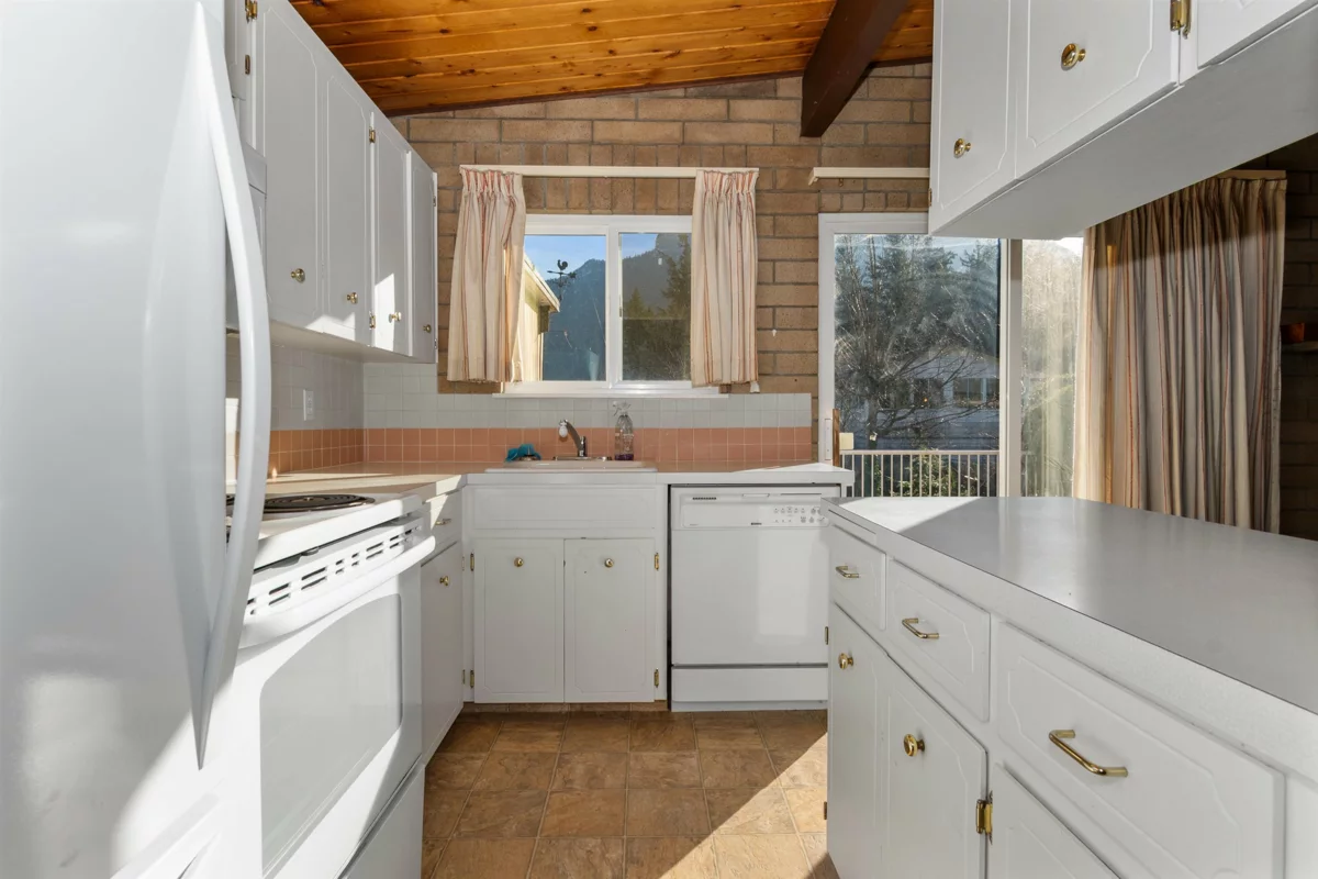 Dining Area Photo of 560 Wardle Street, Hope, BC