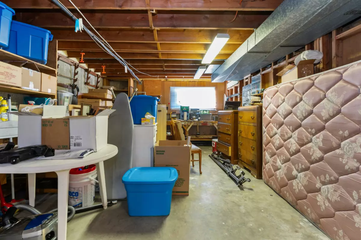 Garage Interior Photo of 560 Wardle Street, Hope, BC