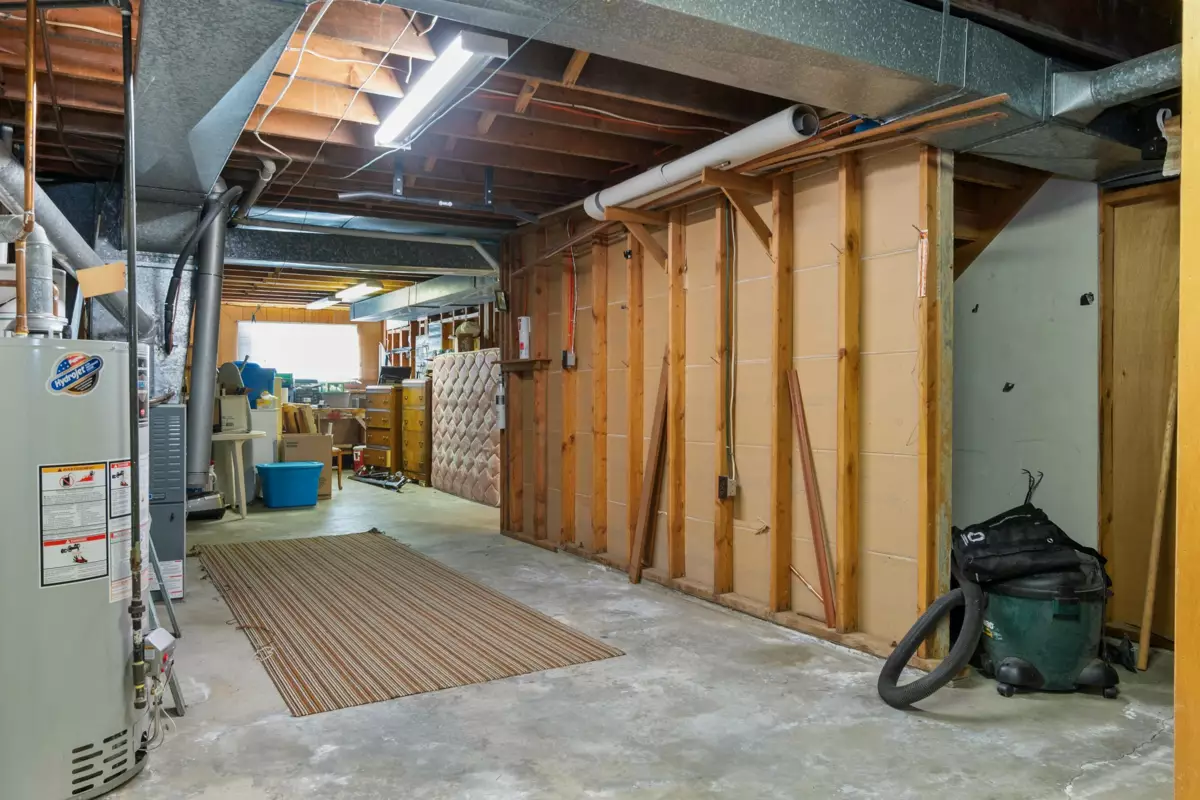 Hallway Photo of 560 Wardle Street, Hope, BC