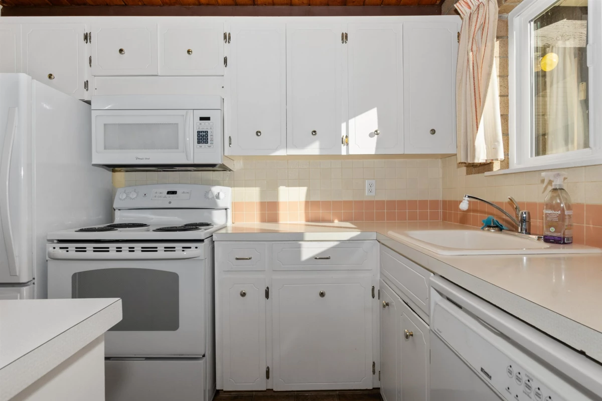Kitchen Island Photo of 560 Wardle Street, Hope, BC