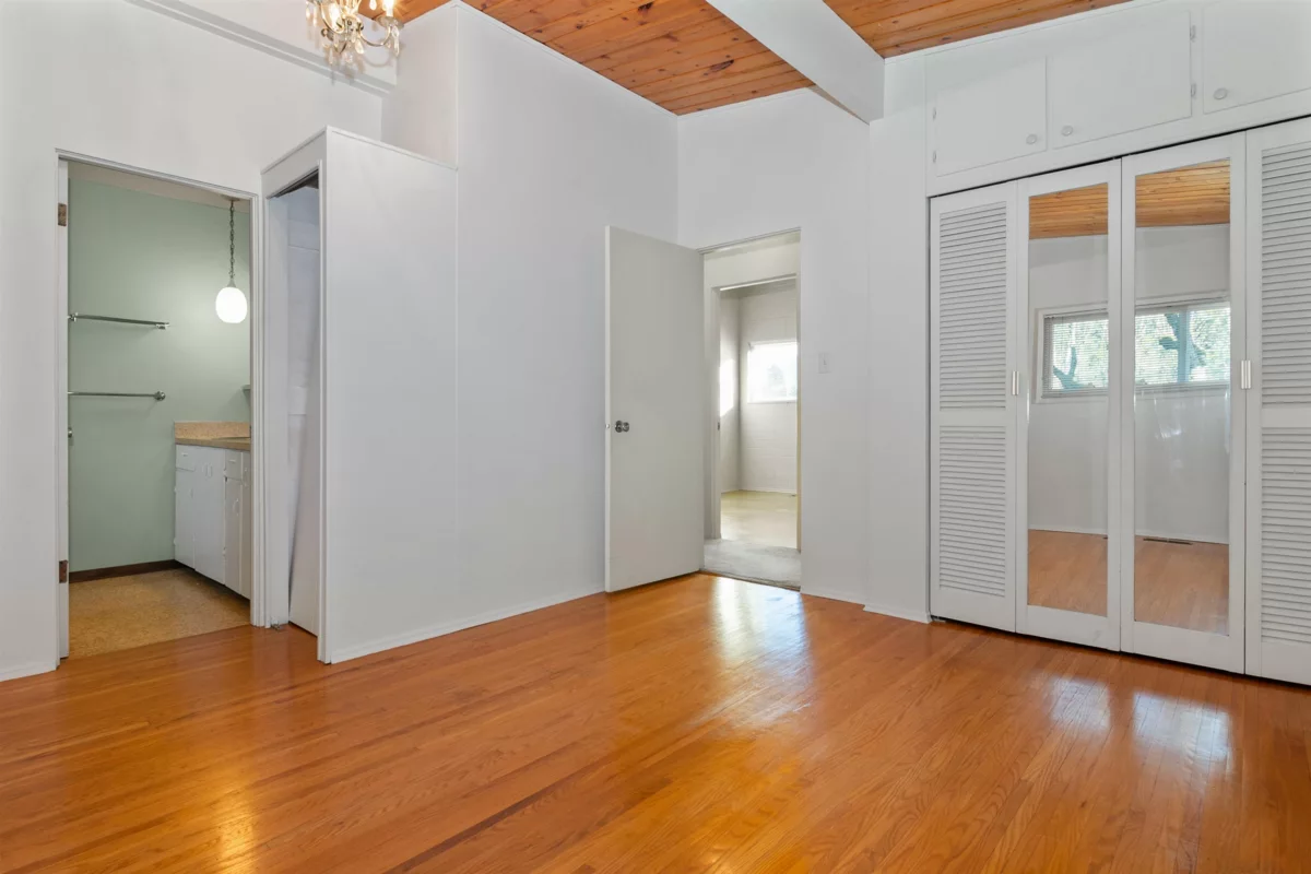 Mudroom Photo of 560 Wardle Street, Hope, BC