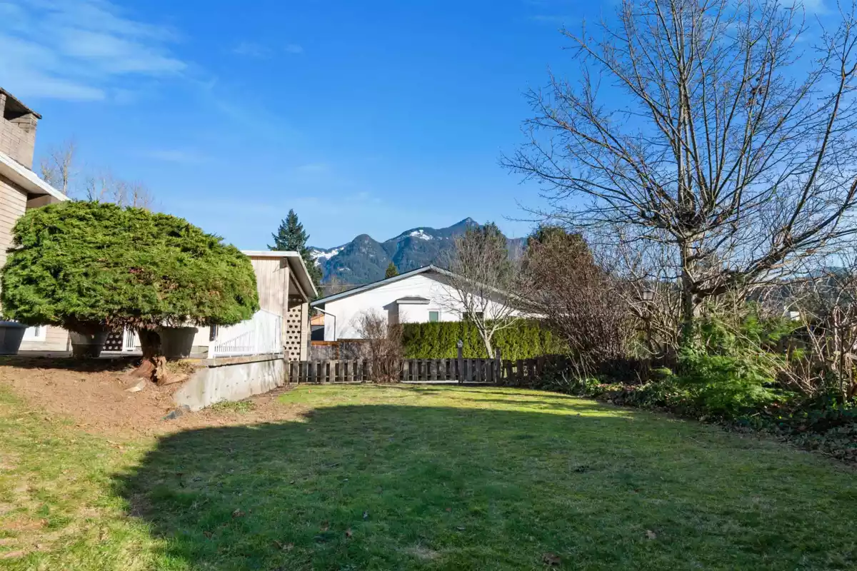 Neighborhood Park Photo Near 560 Wardle Street, Hope, BC