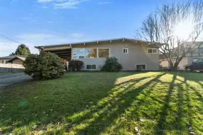 Front exterior of 560 Wardle Street, Hope, BC