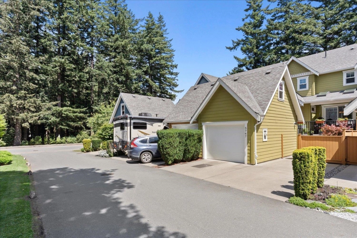 Entry Foyer Photo of 5767 Garrison Boulevard, Chilliwack, BC