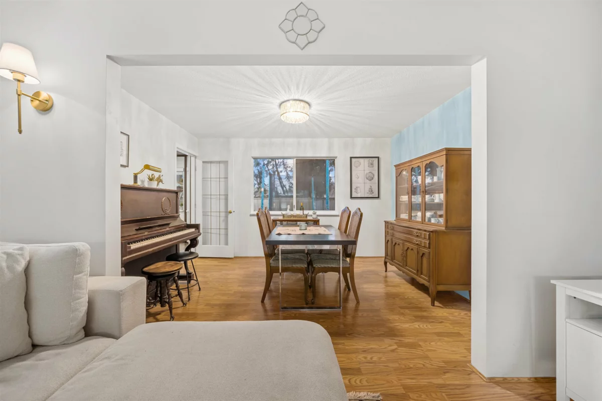 Kitchen Island Photo of 19566 Park Road, Pitt Meadows, BC