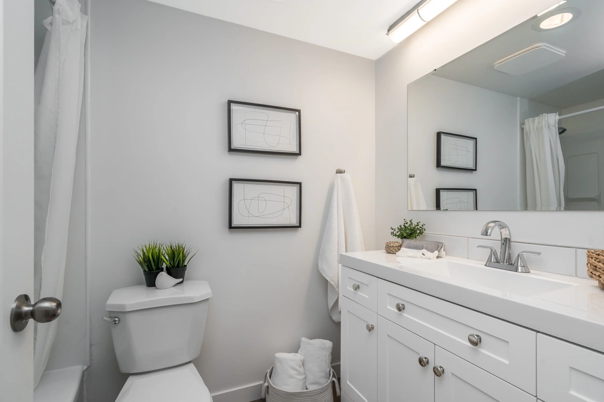 Dining Area Photo of 110 15020 North Bluff Road, White Rock, BC