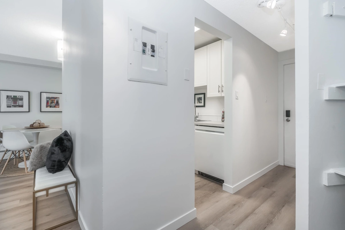 Entry Foyer Photo of 110 15020 North Bluff Road, White Rock, BC