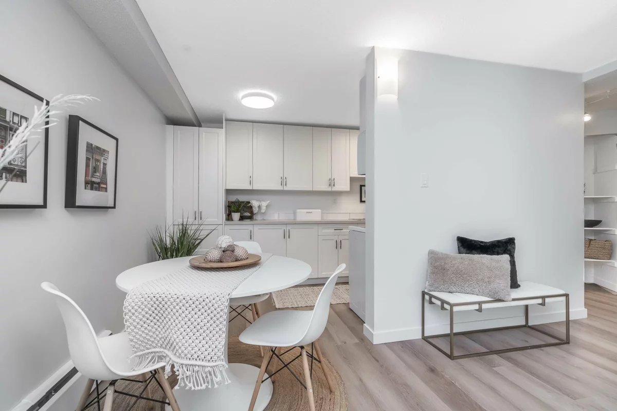 Family Room Photo of 110 15020 North Bluff Road, White Rock, BC