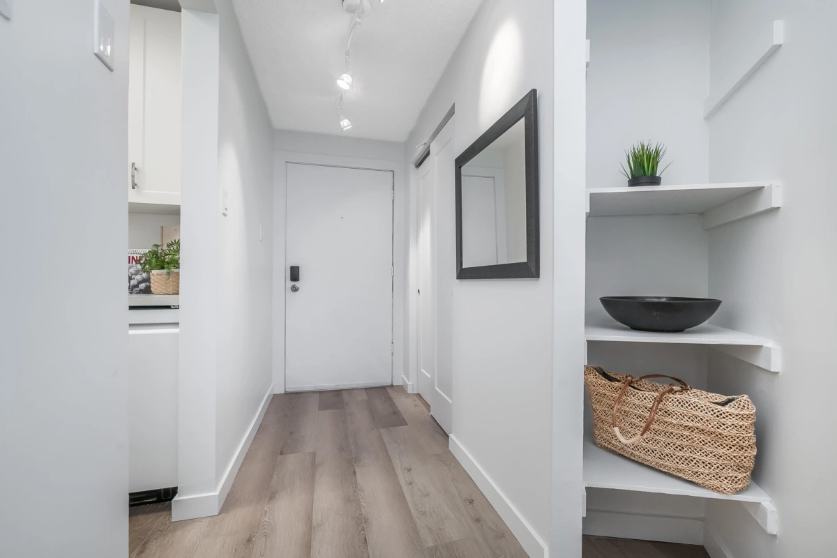 Hallway Photo of 110 15020 North Bluff Road, White Rock, BC