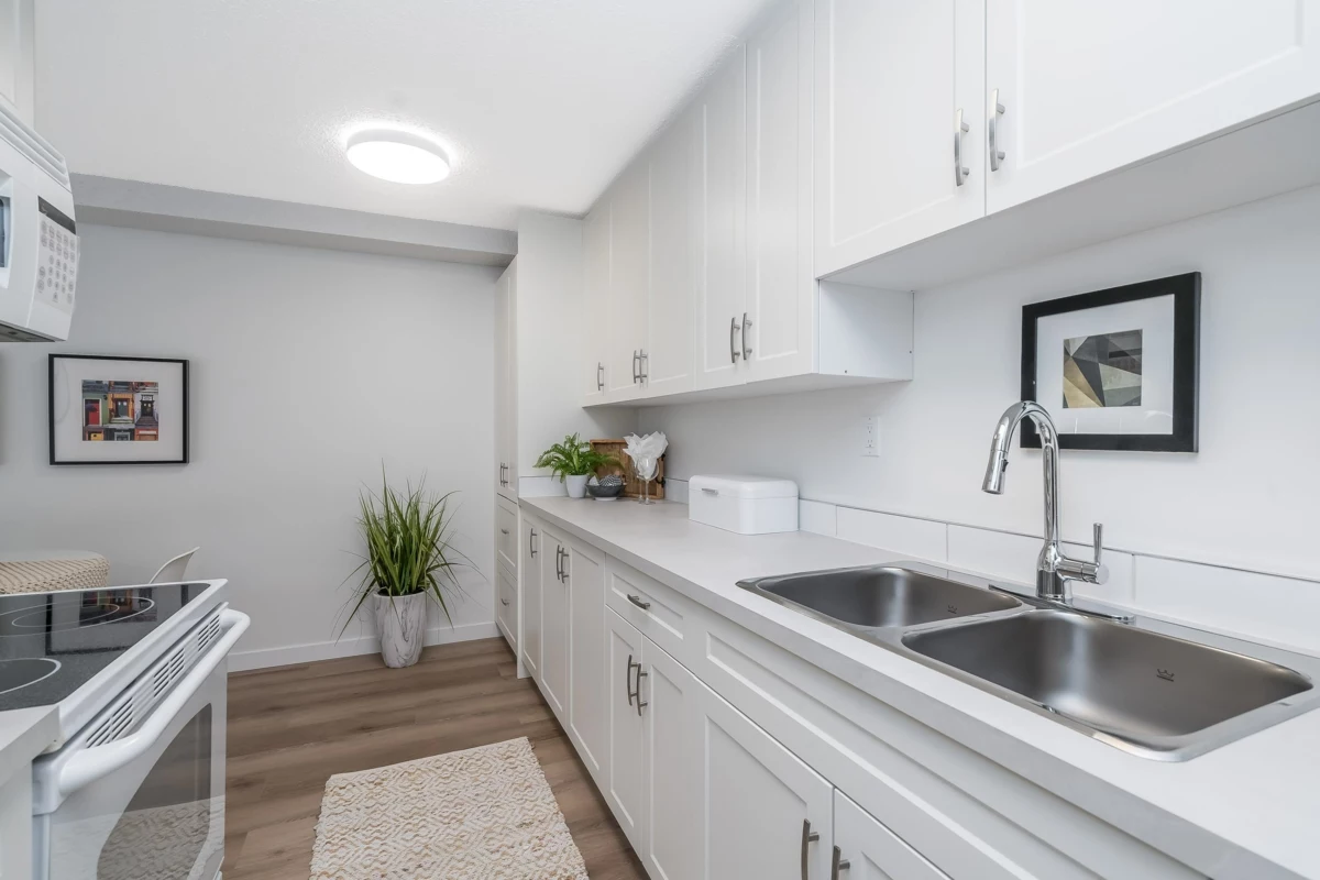 Kitchen Island Photo of 110 15020 North Bluff Road, White Rock, BC