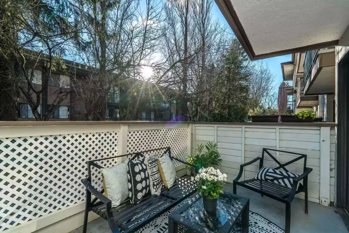 Outdoor Patio Photo of 110 15020 North Bluff Road, White Rock, BC