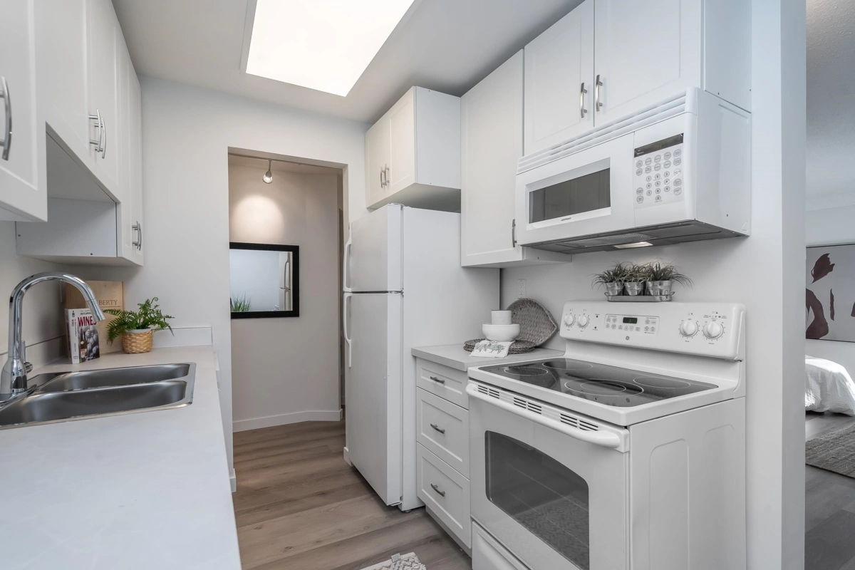 Primary Bathroom Photo of 110 15020 North Bluff Road, White Rock, BC