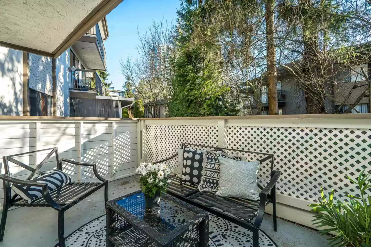 Staircase Photo of 110 15020 North Bluff Road, White Rock, BC