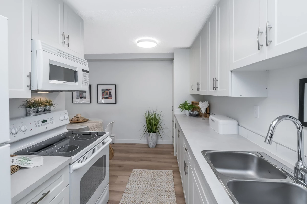 Walk-In Closet Photo of 110 15020 North Bluff Road, White Rock, BC