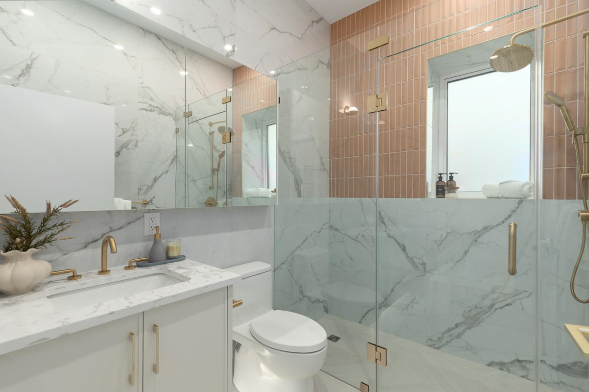 Guest Bathroom Photo of 458 E 17th Avenue, Vancouver, BC