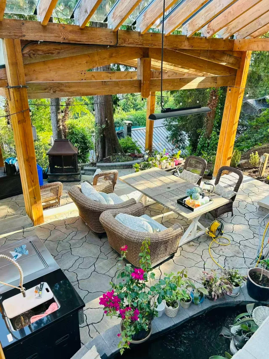 Walk-In Closet Photo of 3395 Thompson Crescent, West Vancouver, BC