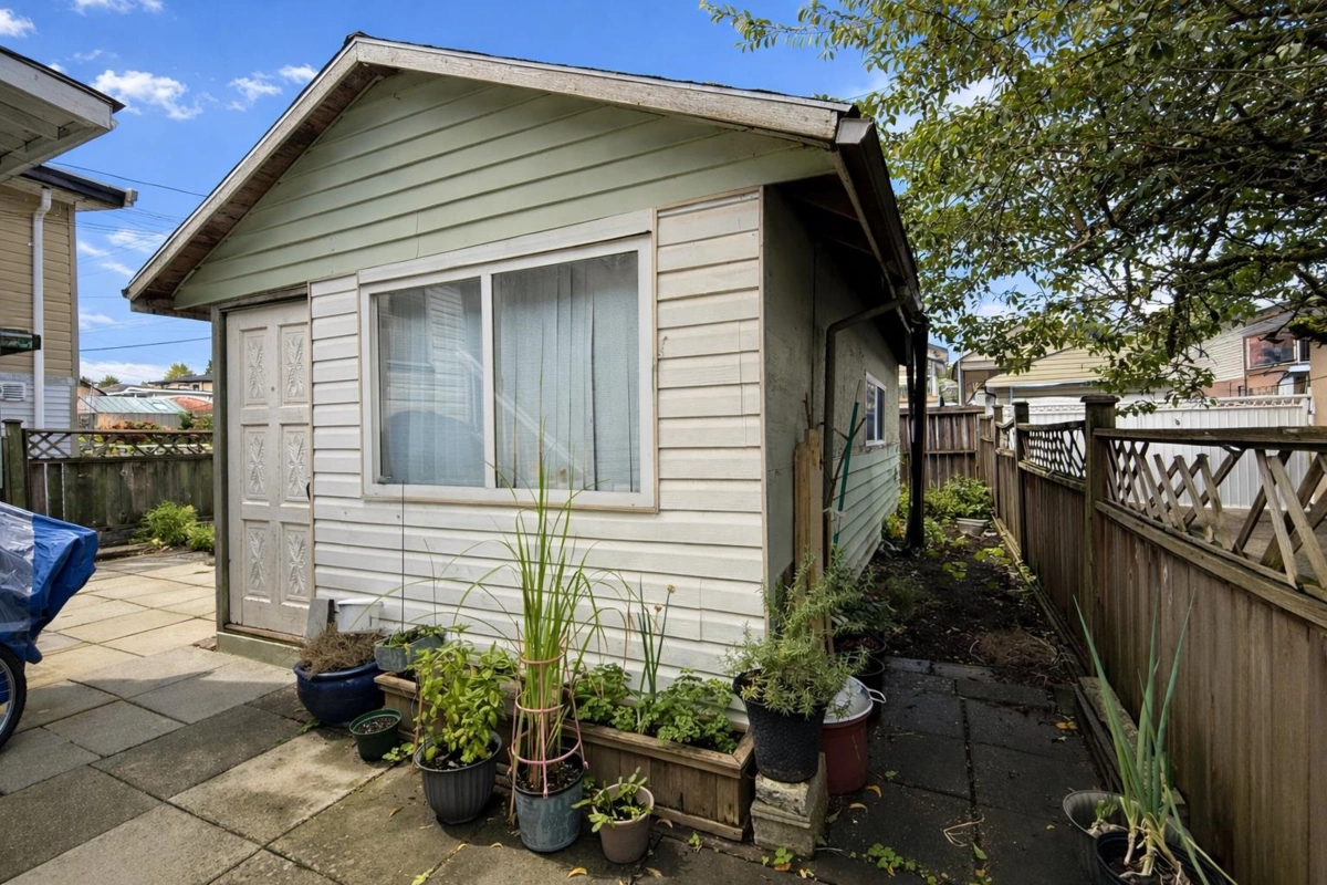 Garden / Landscaping Photo of 5828 Kerr Street, Vancouver, BC