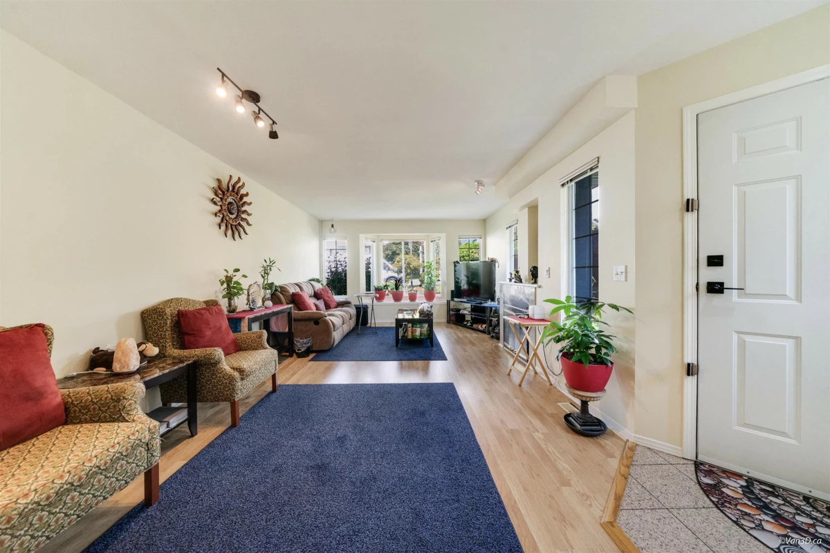 Living Room Photo of 215 W 18th Street, North Vancouver, BC