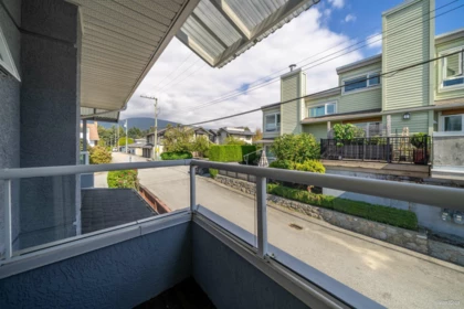 Breakfast Nook Photo of 215 W 18th Street, North Vancouver, BC