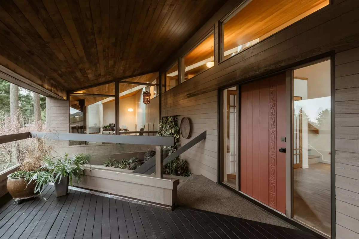 Living Room Photo of 4639 Caulfeild Drive, West Vancouver, BC