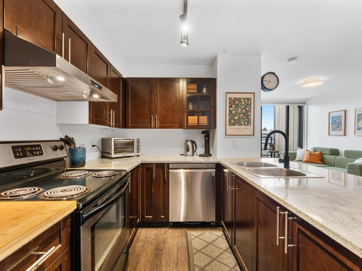 Walk-In Closet Photo of PH12 2150 E Hastings Street, Vancouver, BC