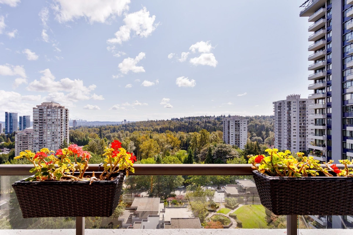 Breakfast Nook Photo of 1504 3970 Carrigan Court, Burnaby, BC