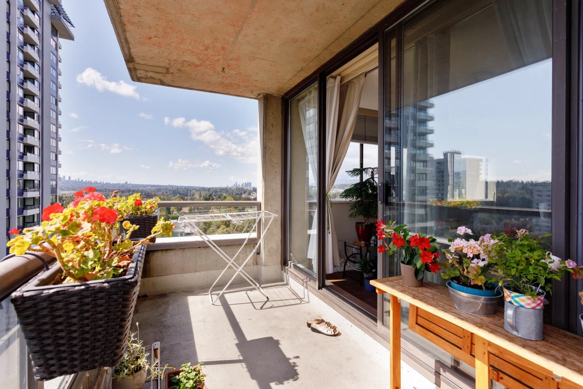 Kitchen Island Photo of 1504 3970 Carrigan Court, Burnaby, BC