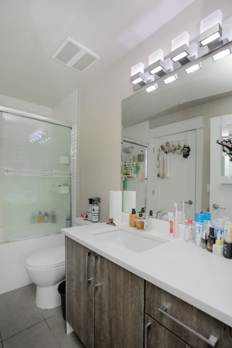 Kitchen Photo of 415 19228 64 Avenue, Surrey, BC