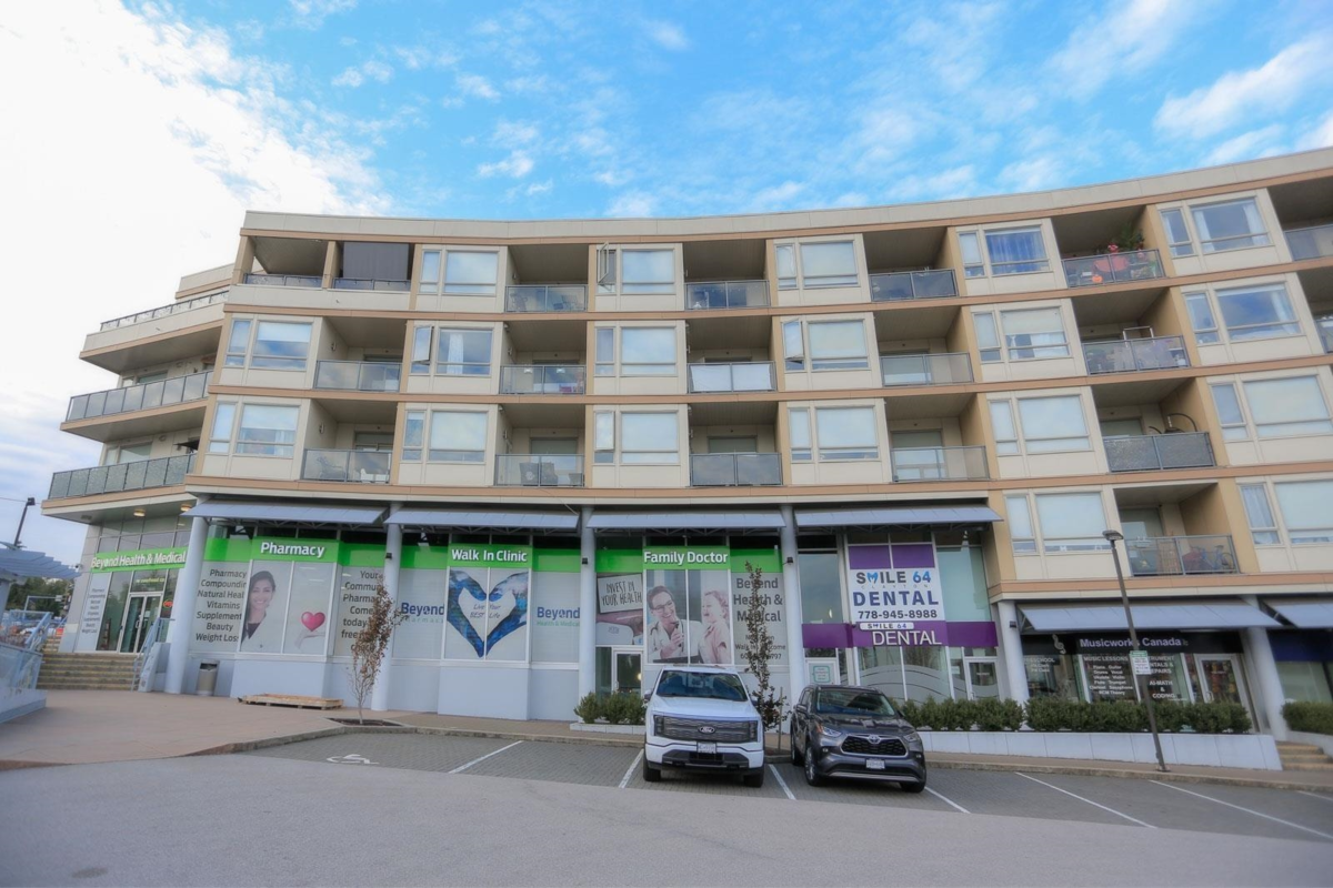 Walk-In Closet Photo of 415 19228 64 Avenue, Surrey, BC