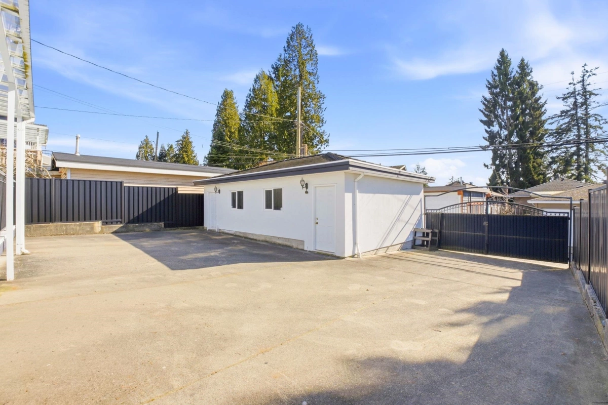 Backyard Photo of 213 W 28th Street, North Vancouver, BC