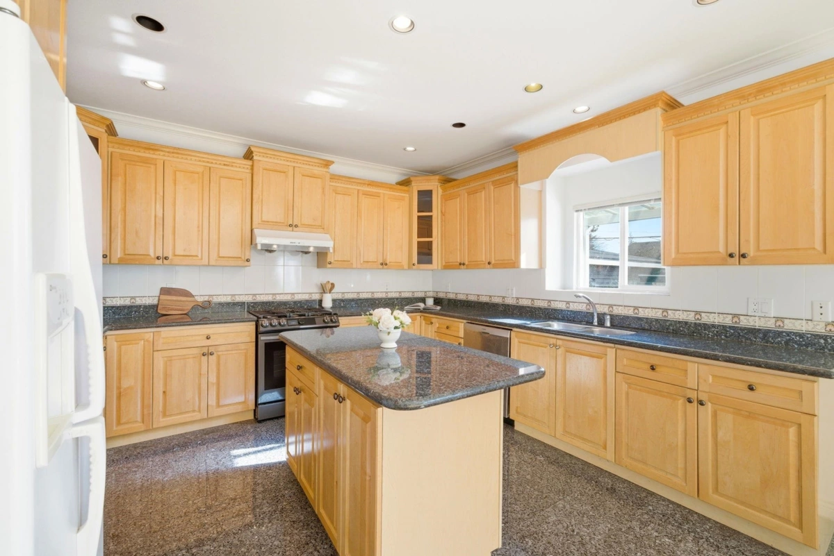 Dining Area Photo of 213 W 28th Street, North Vancouver, BC