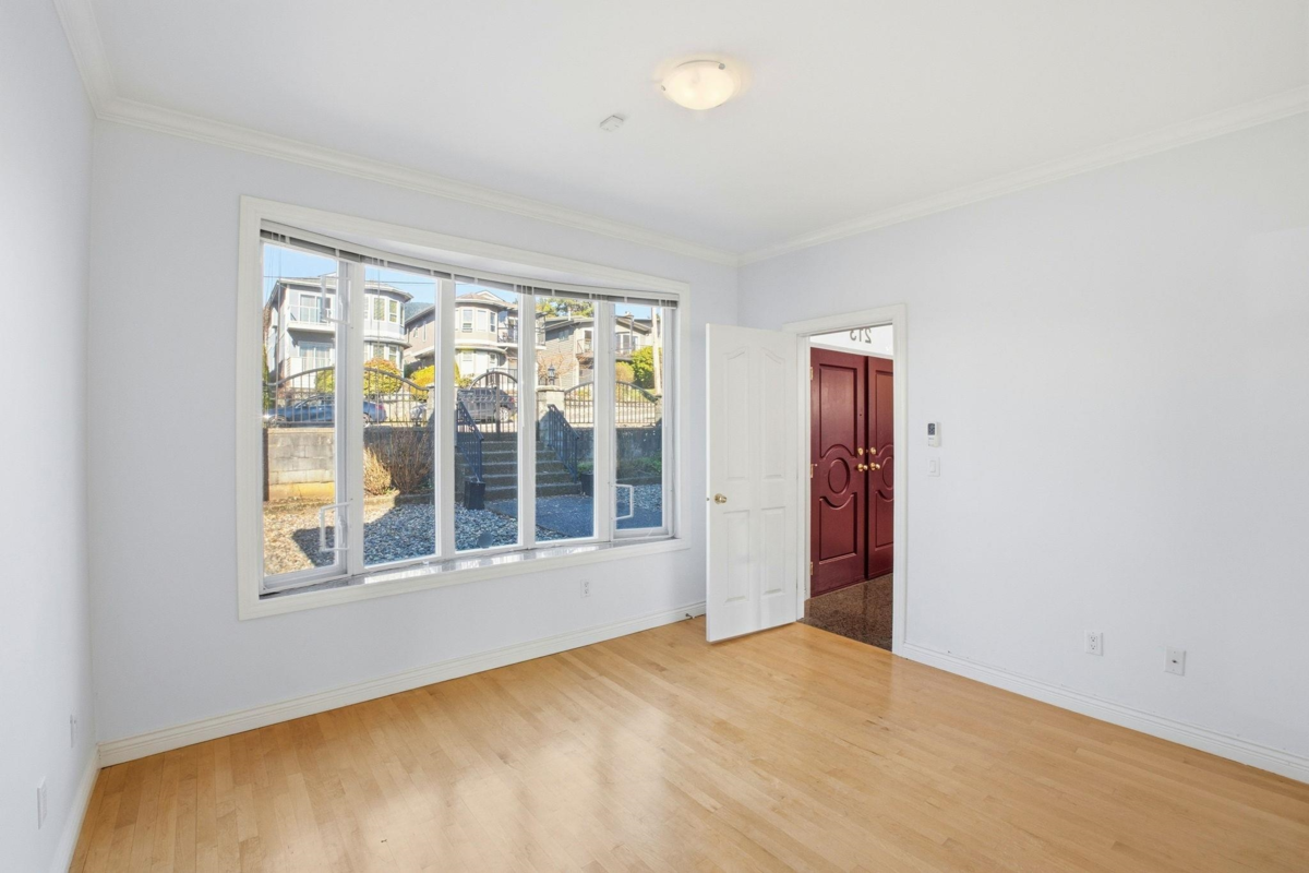 Entry Foyer Photo of 213 W 28th Street, North Vancouver, BC