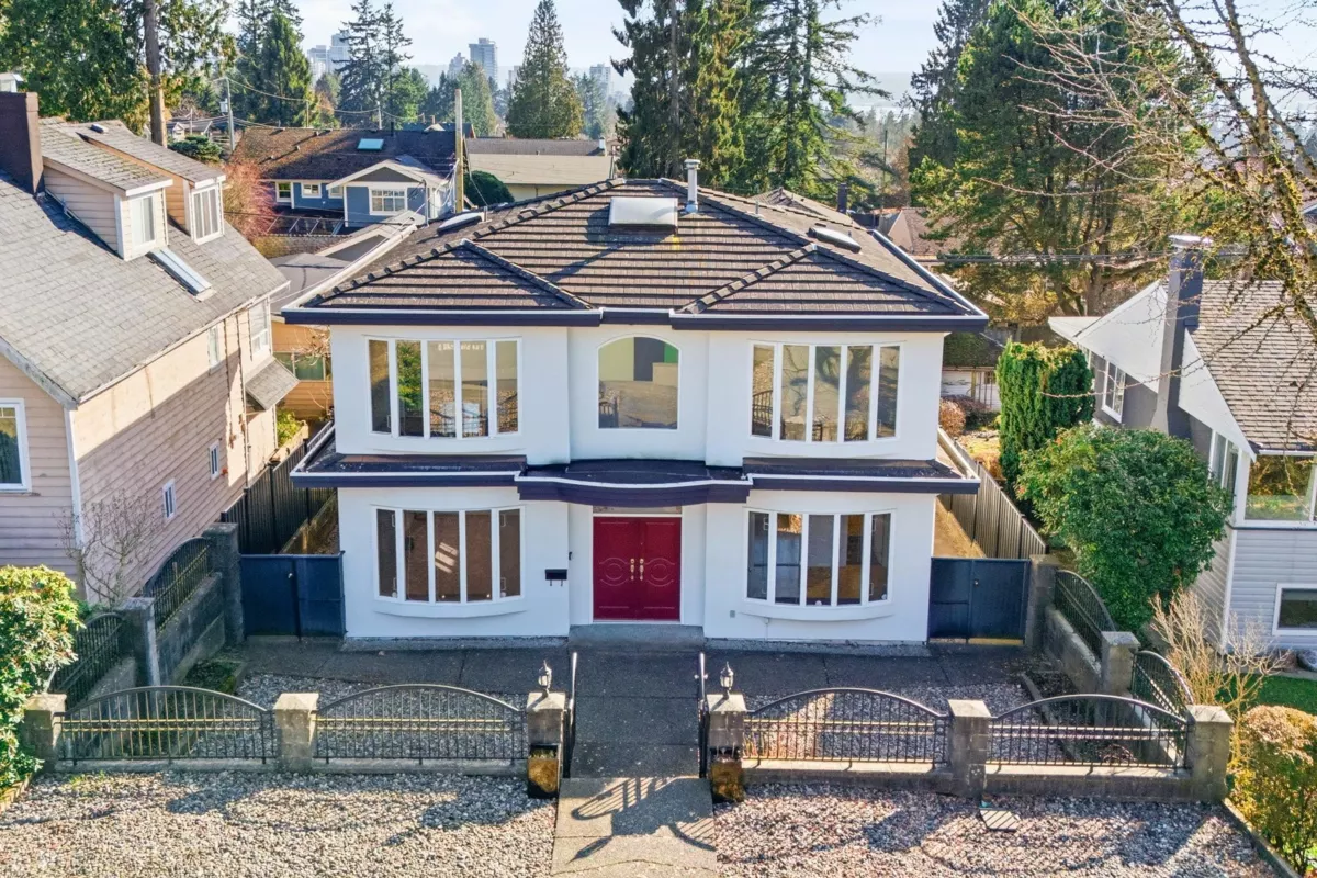 Garden / Landscaping Photo of 213 W 28th Street, North Vancouver, BC