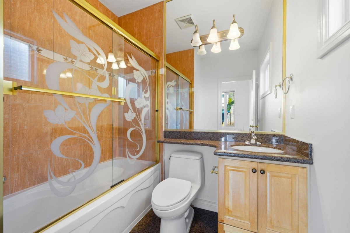 Hallway Photo of 213 W 28th Street, North Vancouver, BC